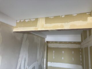 部屋ごとに異なる工程を並行して進め、全体の工期を効率化