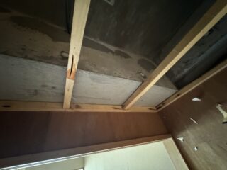 仕上がりを丁寧に整えながら、クロス施工前の処理を進めています