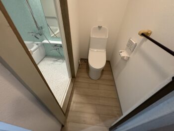 トイレは節水タイプのウォシュレット一体型で、清潔感のある空間に