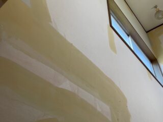 窓際のクロスもプロの手で丁寧に仕上げています