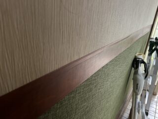 廊下の壁クロスも色あせや剥がれが見受けられ、全体的に暗い印象でした