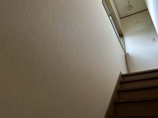 階段壁のクロスが色あせており、全体的に暗い印象を受けます