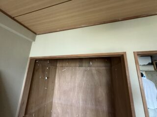 扉の交換やクロス工事など、仕上げ工事を同時に行います