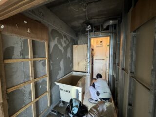 新しいユニットバス設置に向けて、既存設備を撤去しています
