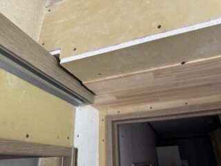 ドア取り付けに向けて建具まわりを調整しています