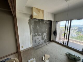リビングは天井や壁の下地調整を行いながら、設備工事も並行して進めています