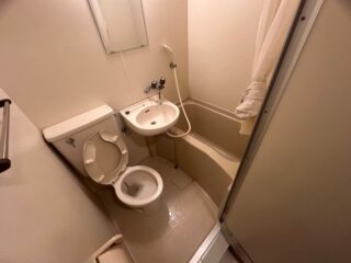 浴室は古く、狭さや使いにくさが気になる状態でした