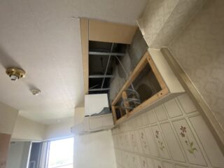 クロスの張替えや電気配線の調整も進行中です
