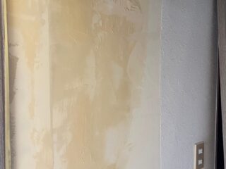 クロス張替えのための下地調整作業中です