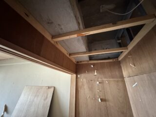 天井部分の下地処理を行い、照明設置に向けた準備をしています