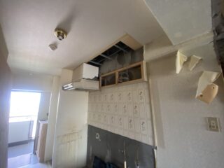 キッチン設備の撤去後、新しい機器を設置する準備をしています