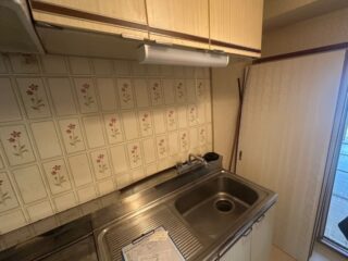 キッチンは経年劣化が進み、使い勝手や収納面にも課題がありました