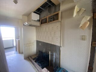 コンロ周辺や吊戸棚の設置にも対応する工事を行っています