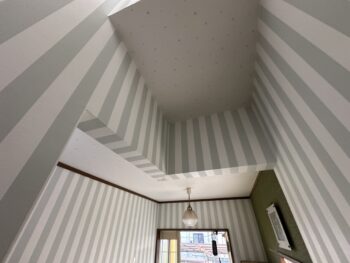 高所の天井もムラなく仕上がり、施工精度の高さが際立ちます