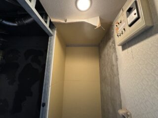 分電盤近くの壁の調整作業を丁寧に進めています