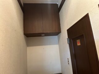 収納内部の壁や床も傷みが見られ、改修が必要な状態でした