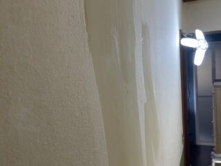 隙間や浮きが出ないよう、一面ずつ丁寧に張り替えています