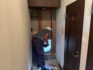 収納内部の不要な壁などを撤去しています